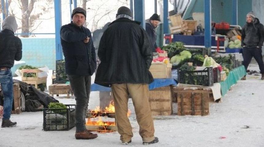 Pazar Esnafı Soğuğa Direniyor