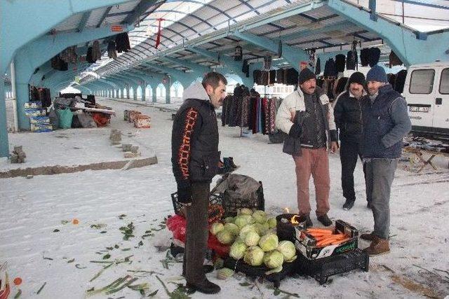 Pazar Esnafı Soğuğa Direniyor