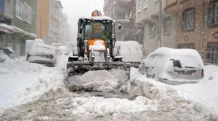 Belediye Ekipleri Ara Sokaklarda Kapanan Yolları A&ccedil;ma &Ccedil;alışmaları Devam Ediyor