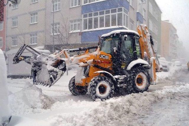 Belediye Ekipleri Ara Sokaklarda Kapanan Yolları A&ccedil;ma &Ccedil;alışmaları Devam Ediyor 1