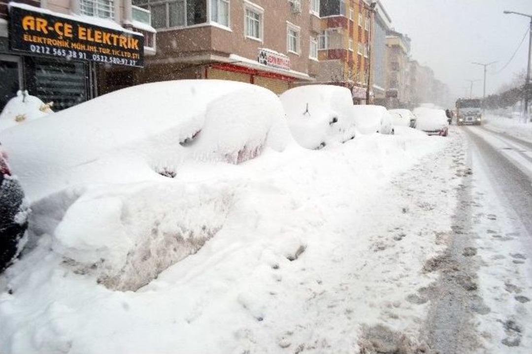 Y&uuml;zlerce Ara&ccedil; Kar Altında Kaldı