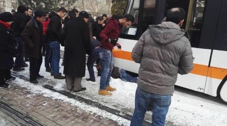 Tramvayın Altında Kalan Şahıs Yaralandı