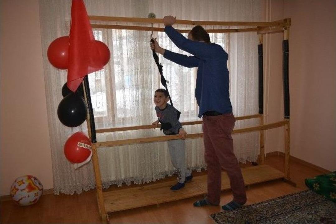 (&ouml;zel Haber)&ccedil;ocuğunun Tedavisi İ&ccedil;in Tahtalardan Fizik Tedavi Aletleri Yaptı