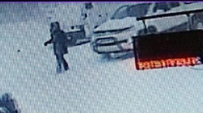 Buzda Kayıp Düşen Kadın Kamyonetin Altında Kaldı