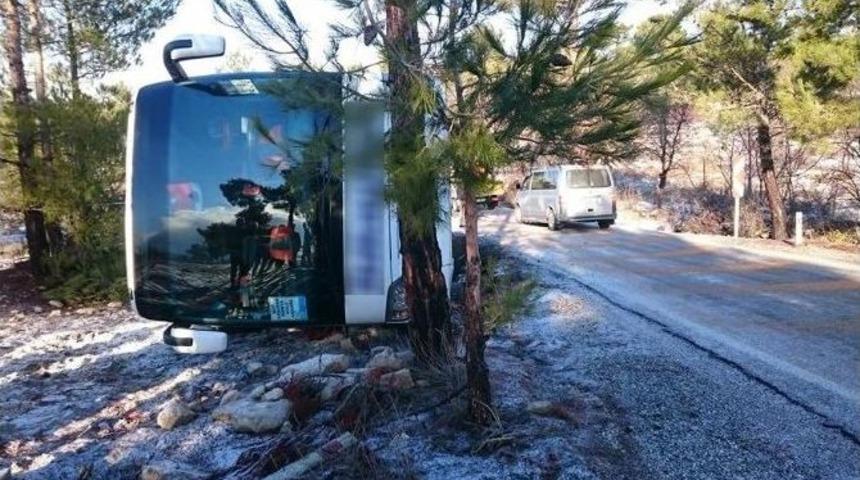 Mersin&rsquo;de Yolcu Otob&uuml;s&uuml; Devrildi: 9 Yaralı