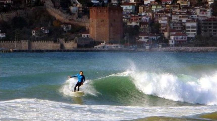 Dalgalı Deniz S&ouml;rf&ccedil;&uuml;lere Yaradı