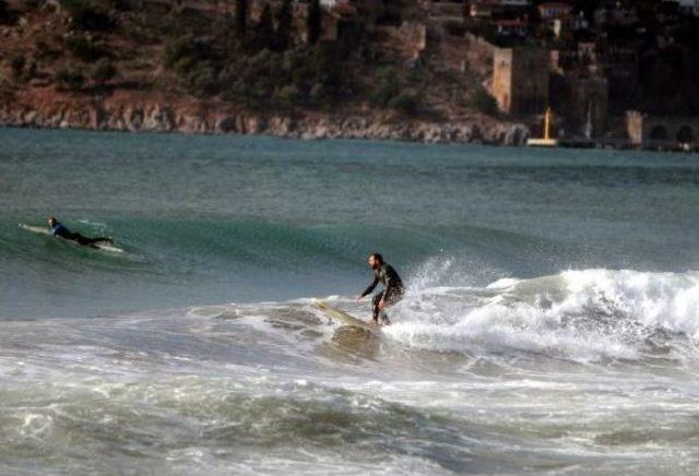 Dalgalı Deniz Sörfçülere Yaradı