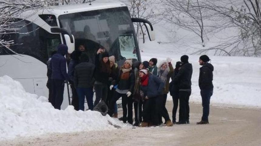 Üniversitelileri Taşıyan Otobüs Uludağ Yolunda Kara Saplandı