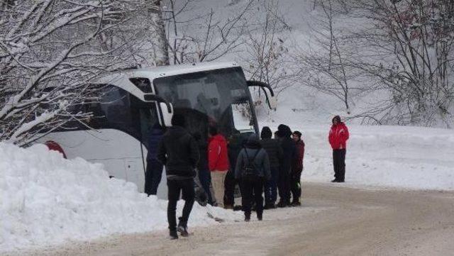 Üniversitelileri Taşıyan Otobüs Uludağ Yolunda Kara Saplandı