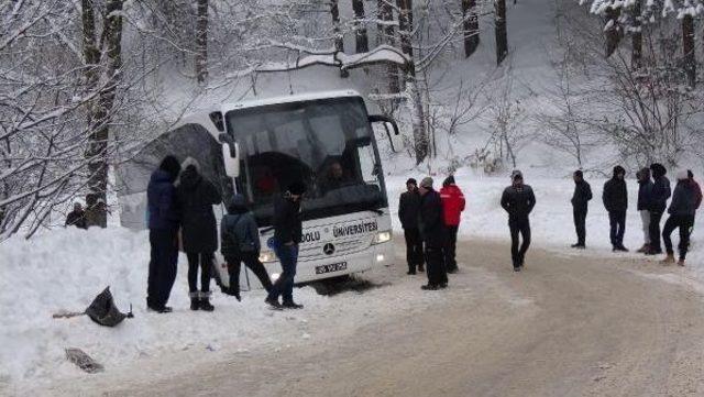 Üniversitelileri Taşıyan Otobüs Uludağ Yolunda Kara Saplandı