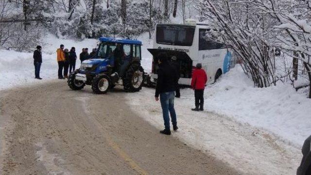 Üniversitelileri Taşıyan Otobüs Uludağ Yolunda Kara Saplandı