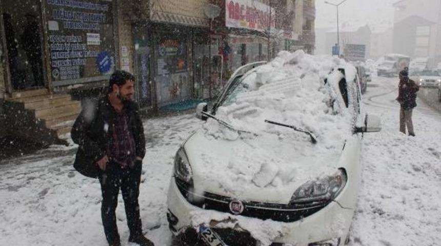 Kar K&uuml;tlesi Hafif Ticari Aracın &Uuml;zerine D&uuml;şt&uuml;