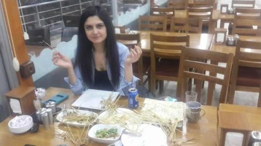 &Ccedil;&ouml;p Şiş Yeme Rekorunu Ilk Kez Bir Kadın Kırdı