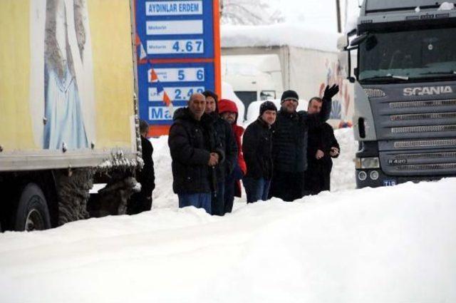 D-100 Karayolu Ulaşıma Kapandı, Araçlar Mahsur Kaldı