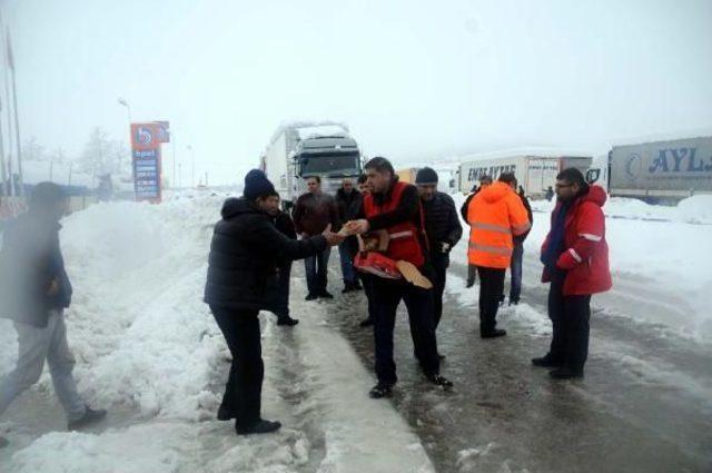 D-100 Karayolu Ulaşıma Kapandı, Araçlar Mahsur Kaldı