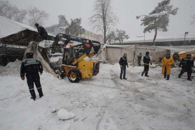 Sarıyer'de Pazarın Çatısı Çöktü