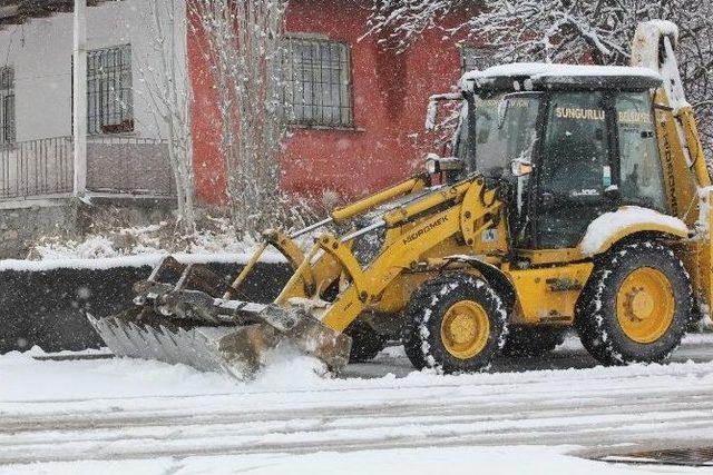 Sungurlu Belediyesi’nden Kar Mesaisi