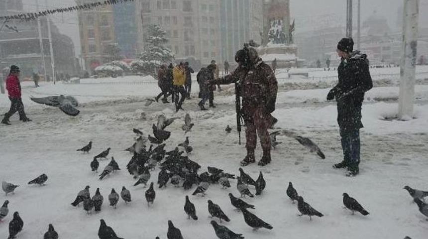 Taksim'de Polis  Kuşlara Yem Attı