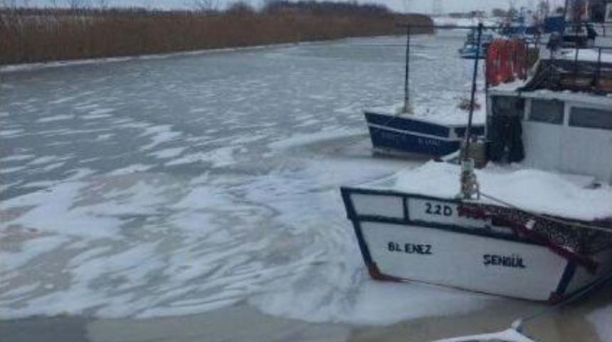 &Ccedil;anakkale'de Kavakk&ouml;y &Ccedil;ayı Buz Tuttu