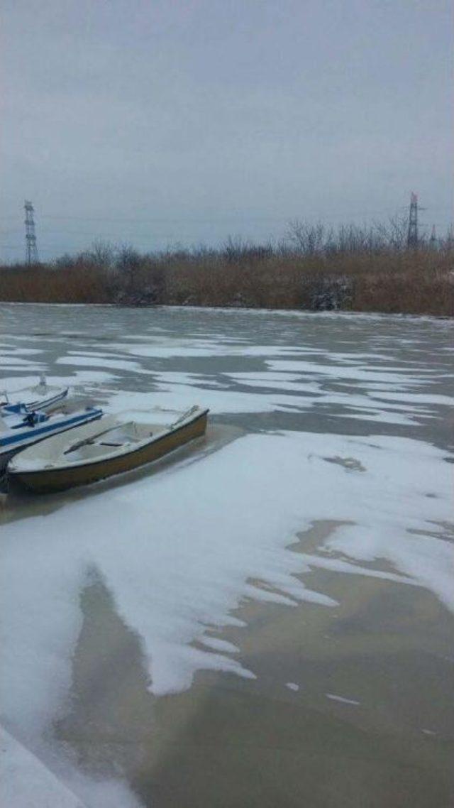 Çanakkale'de Kavakköy Çayı Buz Tuttu