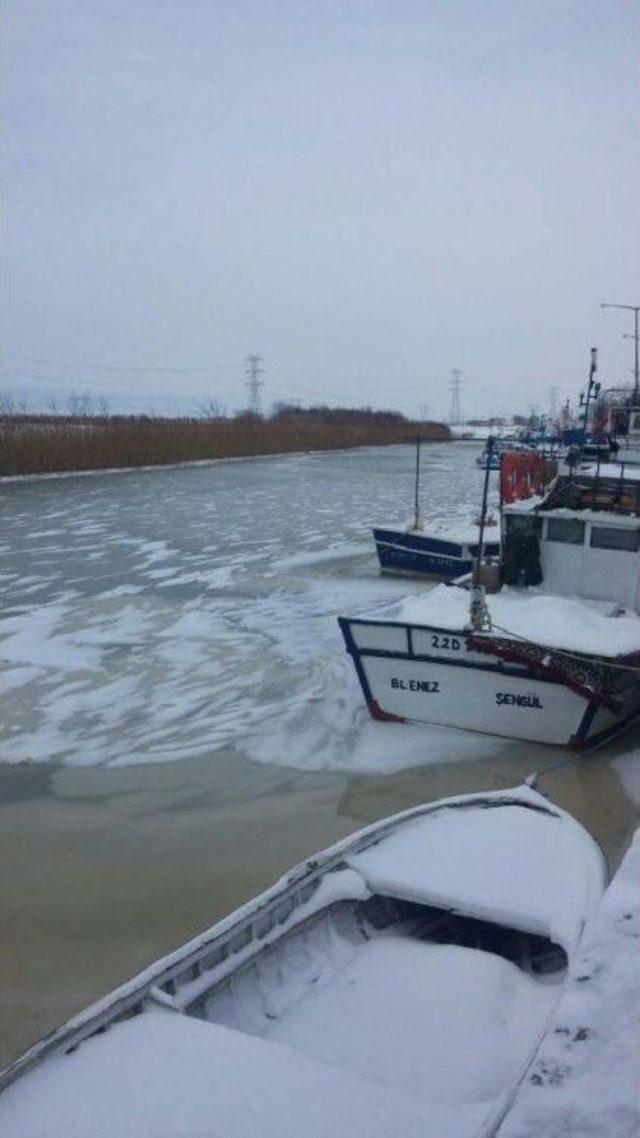 Çanakkale'de Kavakköy Çayı Buz Tuttu