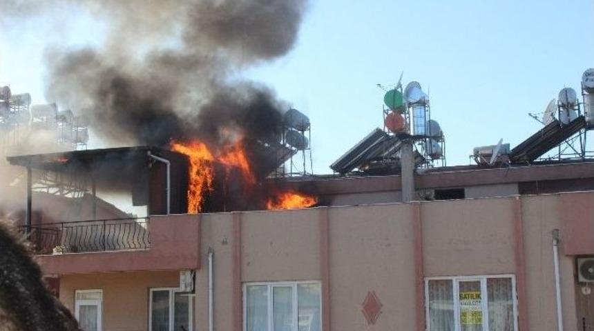 Antalya&rsquo;da Korkutan Teras Yangını