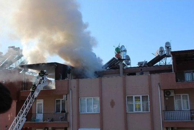 Antalya’da Korkutan Teras Yangını 1