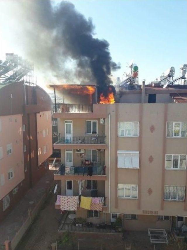 Antalya’da Korkutan Teras Yangını 2