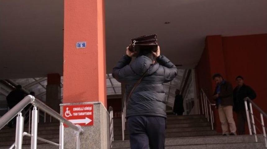 Adliye Çatısından Düşen Buzlar Tehlike Saçtı