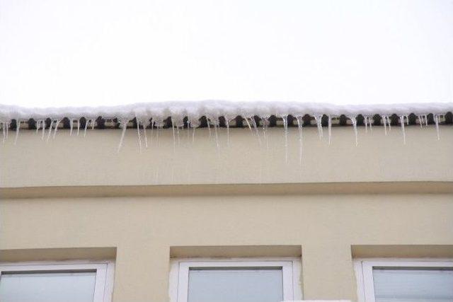 Adliye Çatısından Düşen Buzlar Tehlike Saçtı 1