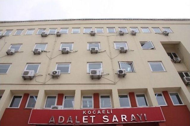 Adliye Çatısından Düşen Buzlar Tehlike Saçtı 2