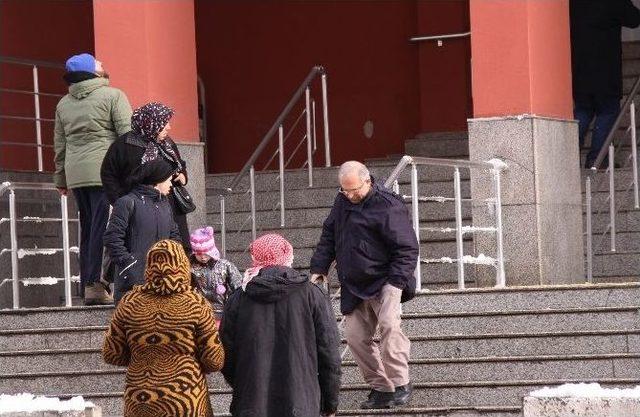 Adliye Çatısından Düşen Buzlar Tehlike Saçtı 3