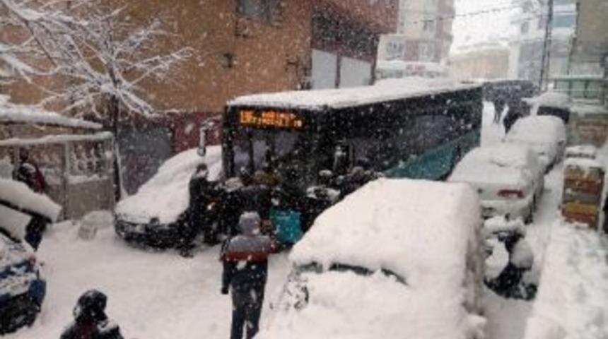 Mahsur Kalan Otobüsün Yardımına Vatandaşlar Koştu