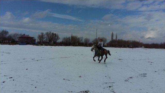 Kar Tatilini Erciyes’in Eteklerinde At Sürerek Değerlendirdi