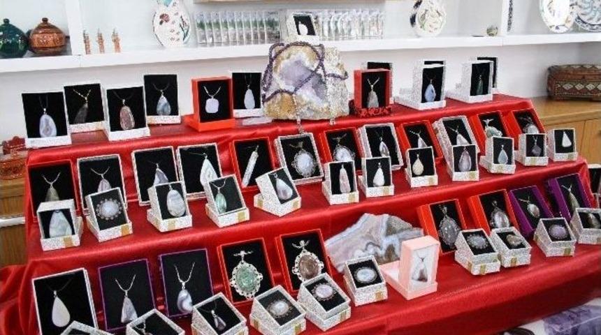 Aydıncık&rsquo;ta &Ccedil;ıkarılan Ametist Taşı Yozgat&rsquo;ta Tanıtılacak