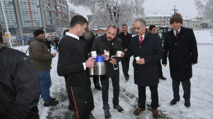 Başkan Aydın&rsquo;dan Karla M&uuml;cadele Ekiplerine &Ccedil;ay İkramı