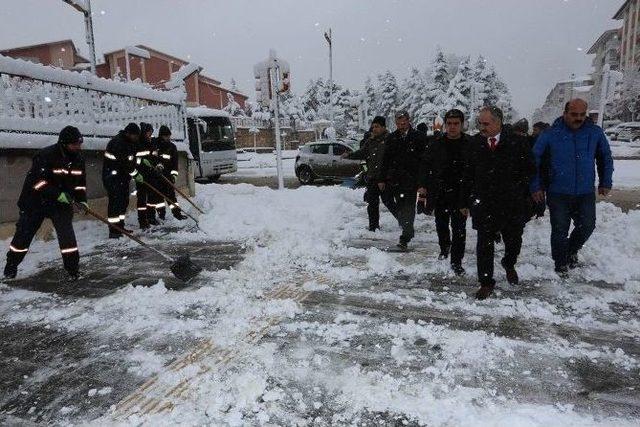 Başkan Aydın’dan Karla Mücadele Ekiplerine Çay İkramı