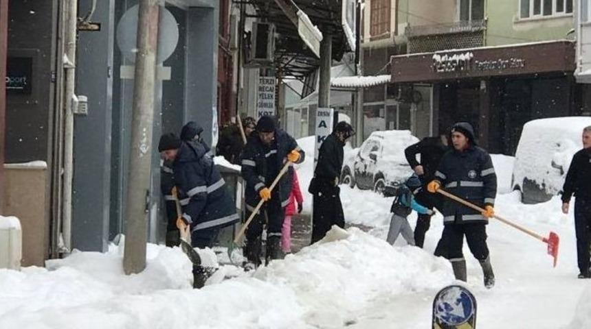 Biga Belediyesi Karla M&uuml;cadele &Ccedil;alışmalarını S&uuml;rd&uuml;r&uuml;yor