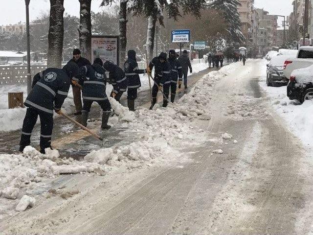 Biga Belediyesi Karla Mücadele Çalışmalarını Sürdürüyor