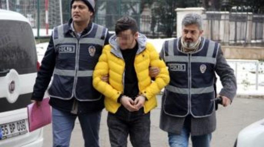 Kız &Ccedil;ocuğunu Taciz Edip Telefonunu Gasp Etti