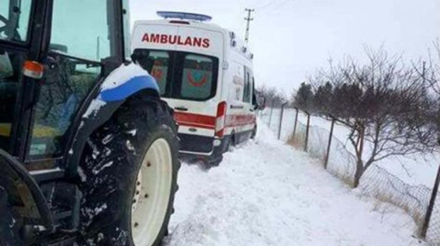 Kara Saplanan Ambulansı Muhtar Trakt&ouml;r&uuml;yle Kurtardı