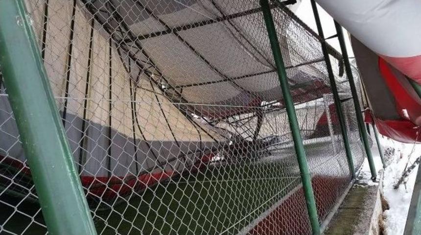 Reşadiye&rsquo;de Halı Sahanın &Ccedil;atısı &Ccedil;&ouml;kt&uuml;