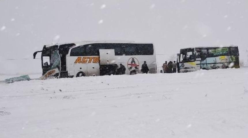 Karacabey Belediyesi Karda Kaza Yapanlara Ve Yollarda Mahsur Kalanlara Sahip &Ccedil;ıktı
