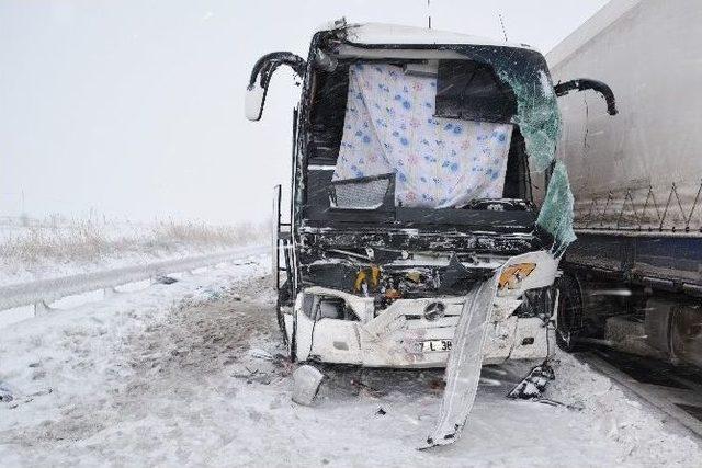 Karacabey Belediyesi Karda Kaza Yapanlara Ve Yollarda Mahsur Kalanlara Sahip Çıktı