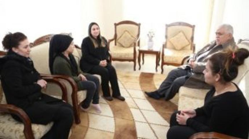 Vali Eşi Yeşim Pekmez Şehit Ailelerine Ziyaretlerini S&uuml;rd&uuml;r&uuml;yor