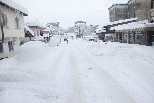 Kaynarca İlçesinde Kar Kalınlığı 1 Metreye Ulaştı