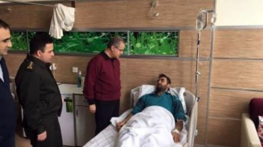 Vali Tapsız&rsquo;dan Yaralı Askere Ziyaret