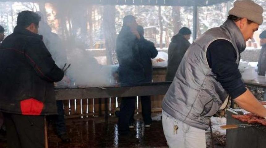 Kar Mesaisi Yapan Belediye Iş&ccedil;ilerine Mangal Ziyafeti