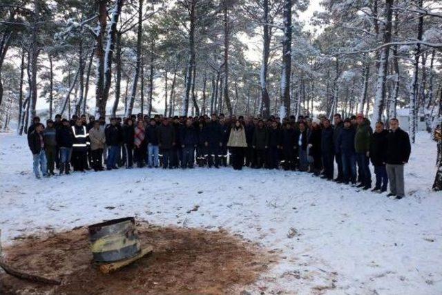 Kar Mesaisi Yapan Belediye Iş&ccedil;ilerine Mangal Ziyafeti 1