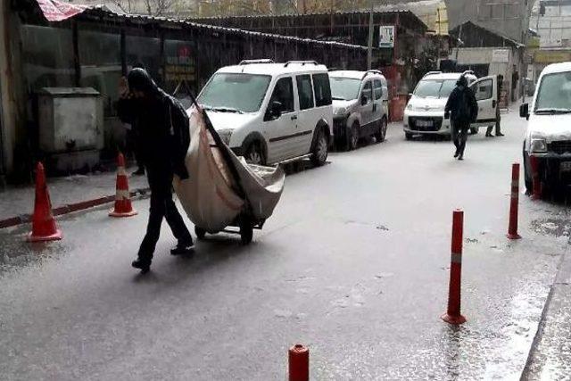 Mersin'e Karla Karışık Dolu Yağdı